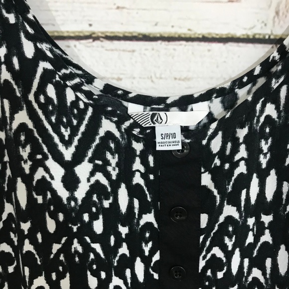 Volcom Black and White Skull Tank - Picture 2 of 9